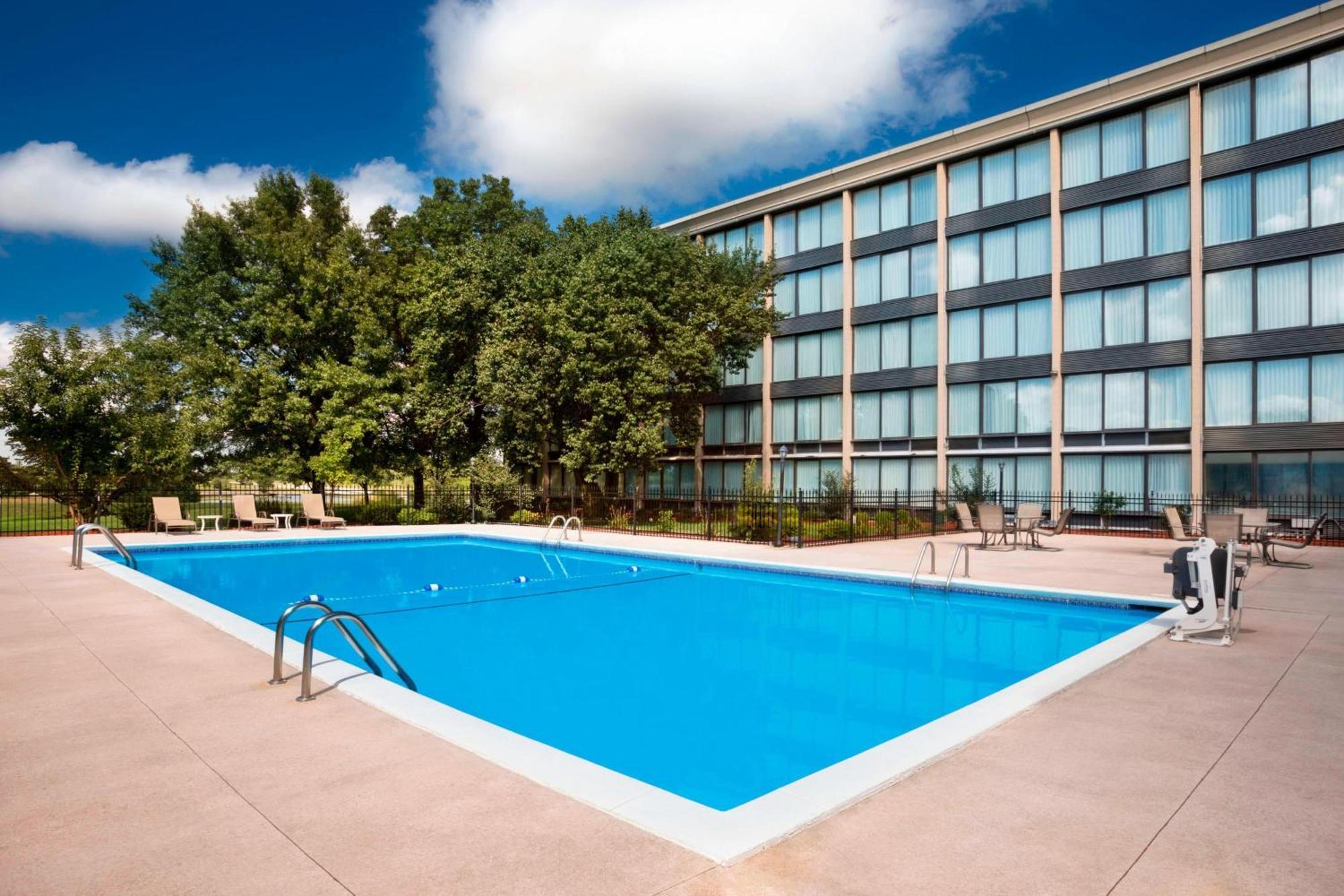 Four Points By Sheraton Kansas Airport 3*