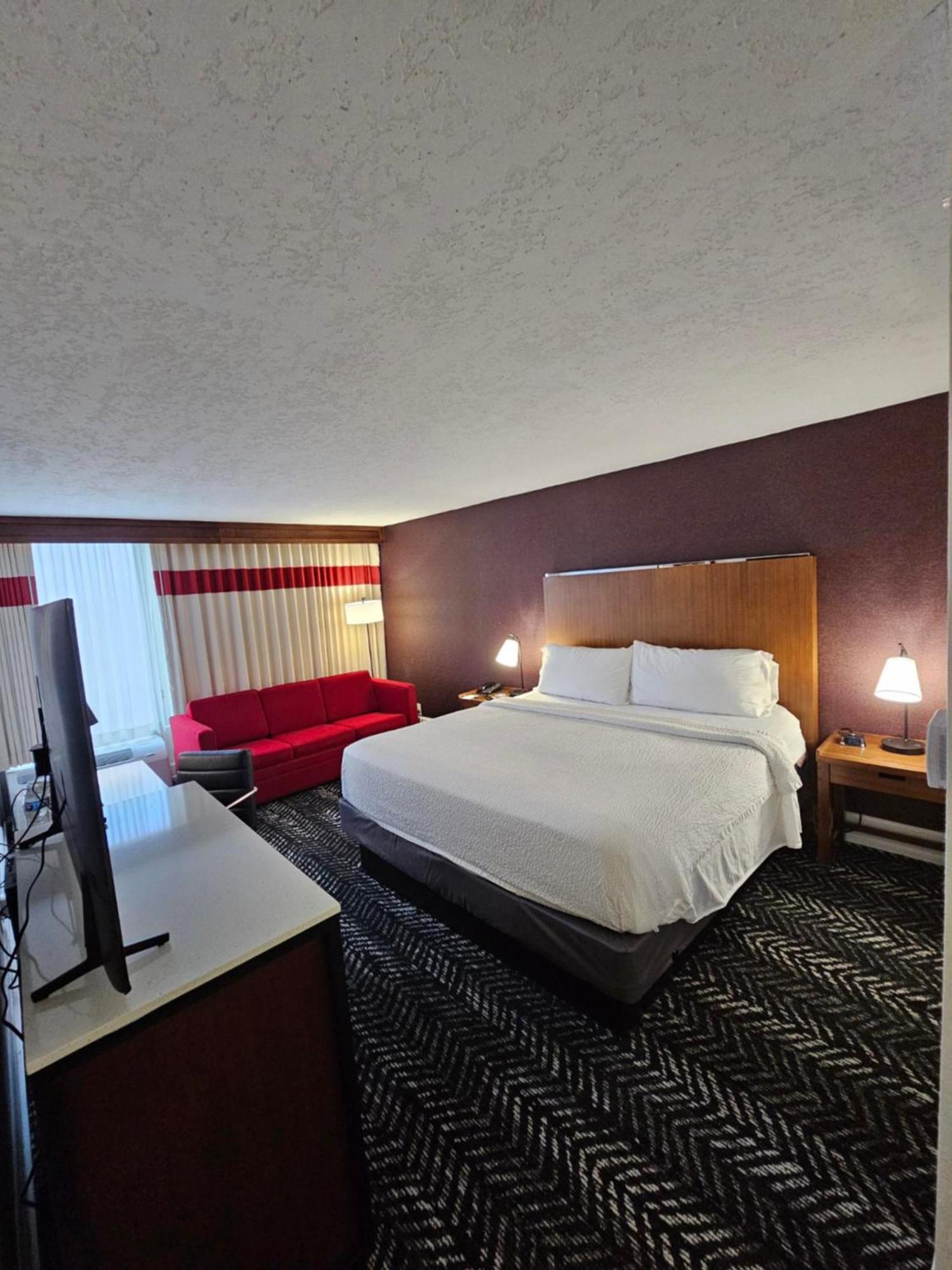 Four Points By Sheraton Kansas Airport 3*