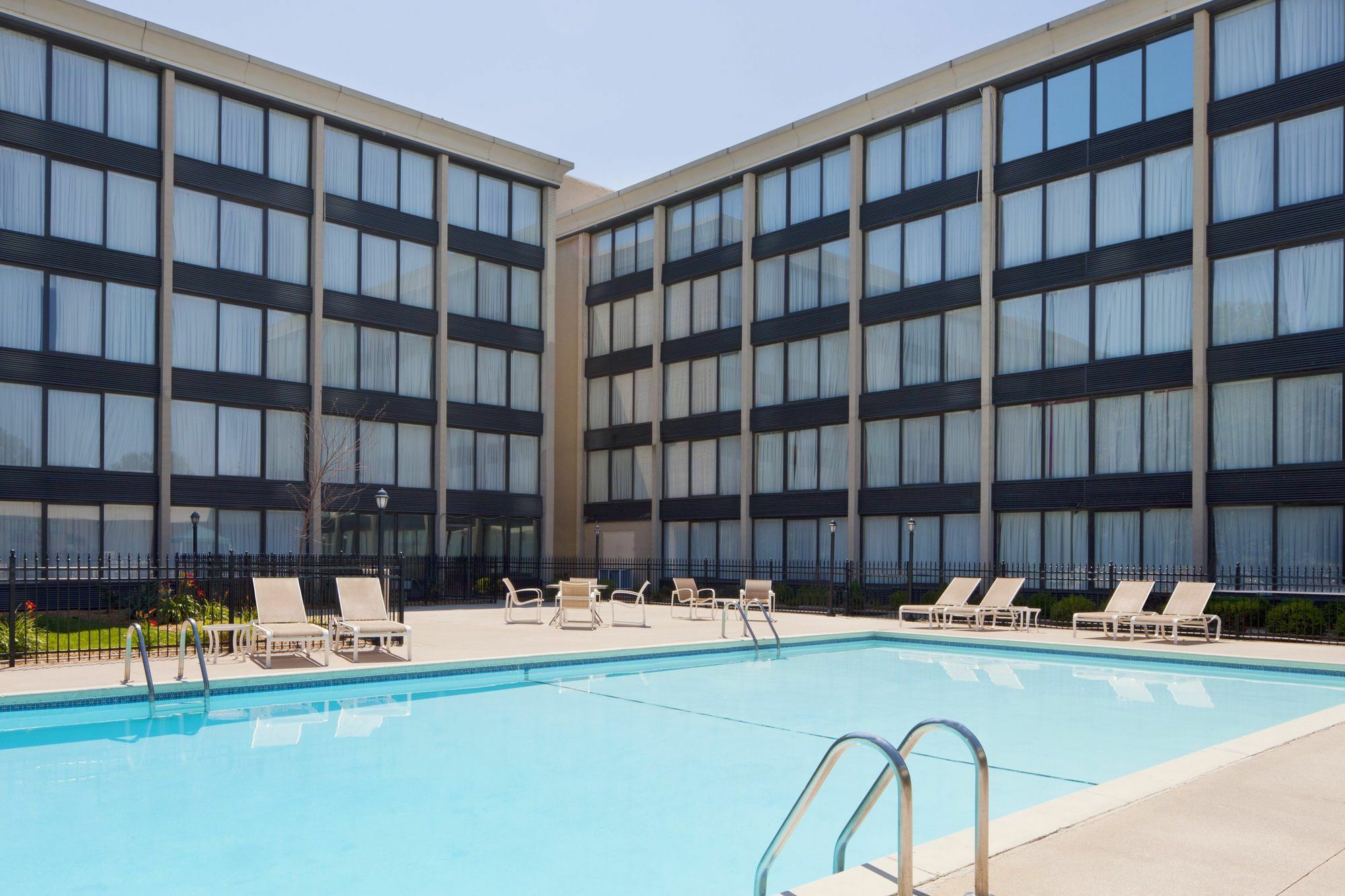 Hotel Four Points By Sheraton Kansas Airport 3*