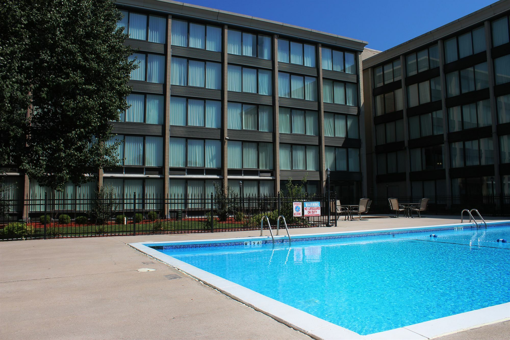Hotel Four Points By Sheraton Kansas Airport 3*