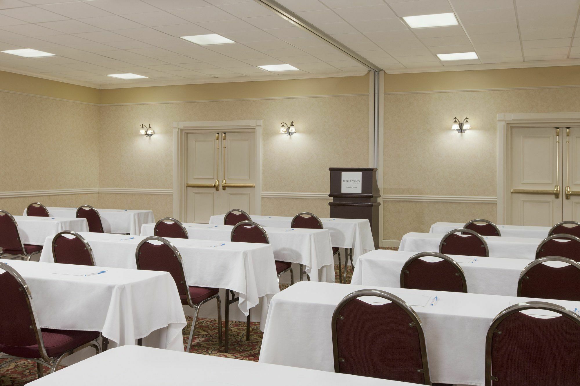 Four Points By Sheraton Kansas Airport 3*
