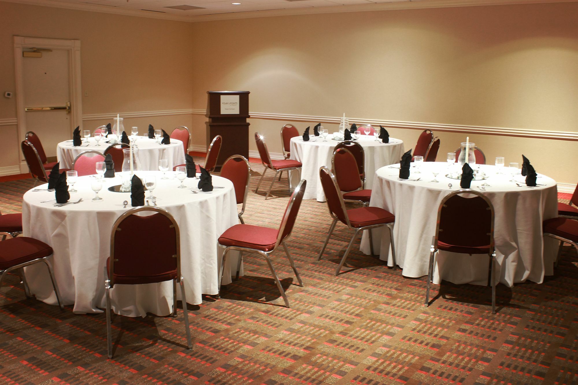 Four Points By Sheraton Kansas Airport Hotel